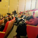 Publiczność wysłuchuje prelekcji