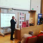 Pan prowadzący zapowiada nowego prelegenta