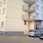 Na zdjęciu Dom Studenta „Odyseja”, skupiono uwagę na wejściu głównym do Domu Studenta oraz po lewej stronie na wejście do Centrum Wsparcia Osób z Niepełnosprawnościami