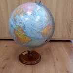 Na zdjęciu globus dotykowy pokryty dotykową, plastikową nakładką z wypukłościami oraz opisem w brajlu