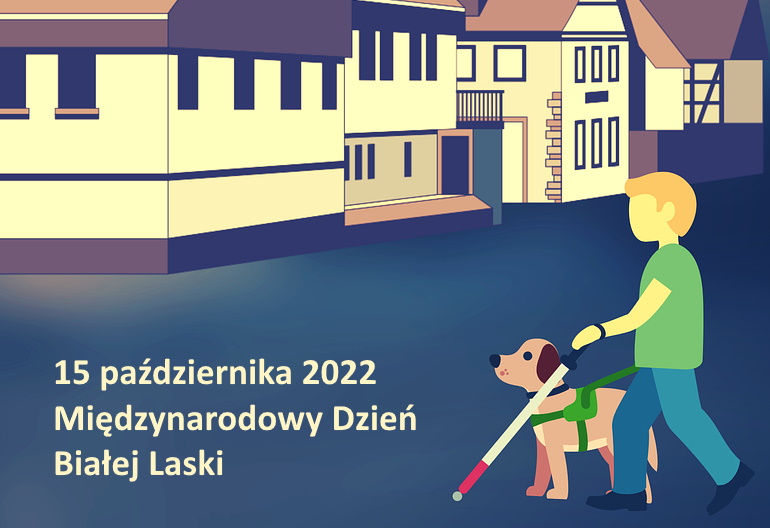 Mężczyzna ubrany w letnie ubrania prowadzony przez psa przewodnika trzyma w lewej ręce białą laskę. W tle zabudowa miasta.