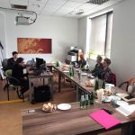 Uczestnicy wizyty w sali konferencyjnej podczas wykładu na temat technologii wspierających stosowanych w Uniwersytecie Jagiellońskim.