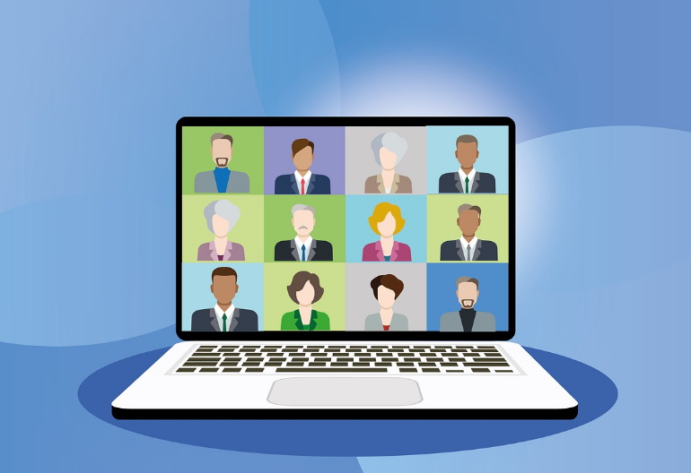 Laptop z uruchomionym wideoczatem, w którym uczestniczy dwanaście osób różnej płci, koloru skóry i w różnym wieku.