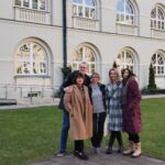 Pracownicy Uniwersytetu Jana Kochanowskiego na dziedzińcu Katolickiego Uniwersytetu Lubelskiego pozują do zdjęcia.