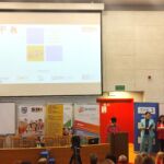 Aula Wydziału Pedagogiki i Psychologii, w niej Dziekan wydziału otwierająca konferencję: "Uczymy otwartości - edukacja włączająca".