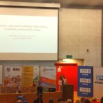 Aula Wydziału Pedagogiki i Psychologii. Prelegentka z Uniwersytetu Adama Mickiewicza w Poznaniu przedstawia szanse i wyzwania edukacji włączającej.