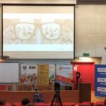 Aula Wydziału Pedagogiki i Psychologii. Prelegentka z bydgoskiej uczelni, mówi o "Uważnym nauczycielu i jego roli w szkolnej ocenie funkcjonalnej".