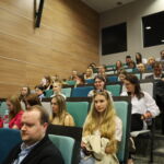 Uczestnicy Dni Jakości Kształcenia słuchają wystąpnienia prelegentów w auli.