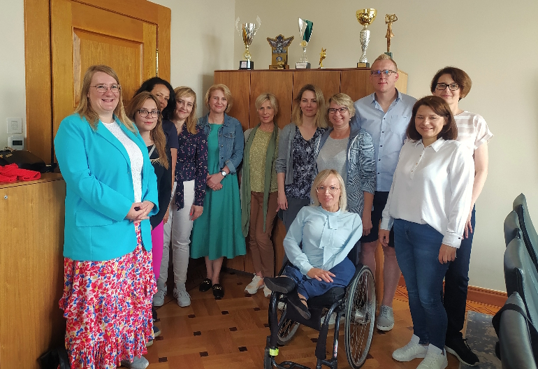 Wspólne zdjęcie przedstawicieli trzech uniwersytetów: Adama Mickiewicza w Poznaniu wraz z Panią Prorektor do spraw Studenckich i Kształcenia, Jana Kochanowskiego w Kielcach oraz Uniwersytetu w Białymstoku.