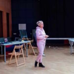 Dr Edyta Laurman-Jarząbek omawia zasady i możliwości otrzymania pomocy w Centrum Wsparcia Psychologicznego i Psychoedukacji.