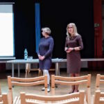 Obok siebie stoją Prorektor ds. kształcenia profesor Barbara Gawdzik, która wita studentów i mgr Izabela Waliszewska-Plewa.