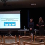 Na rzutniku napis Centrum Wsparcia Psychologicznego i Psychoedukacji, obok stoją przemawiająca Prorektor ds. kształcenia profesor Barbara Gawdzik i mgr Izabela Waliszewska-Plewa.