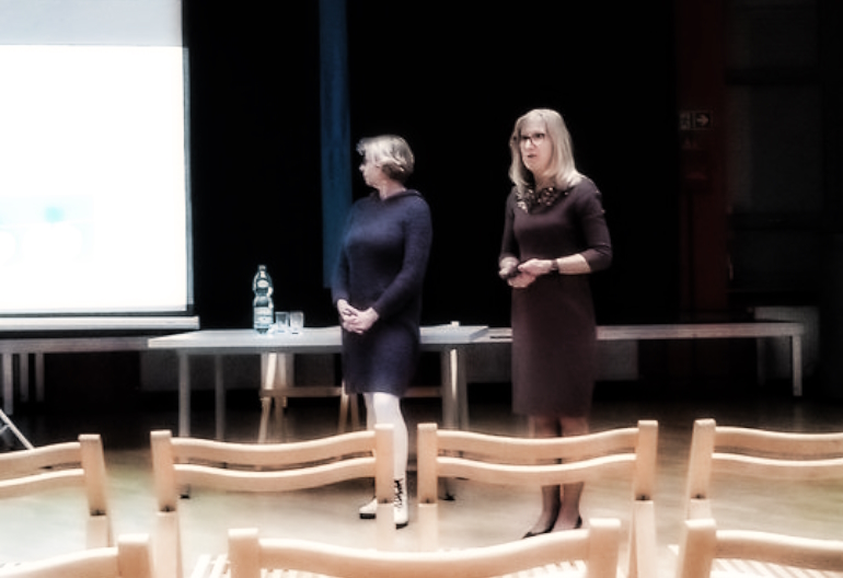 Obok siebie stoją Prorektor ds. kształcenia profesor Barbara Gawdzik, która wita studentów i mgr Izabela Waliszewska- Plewa.