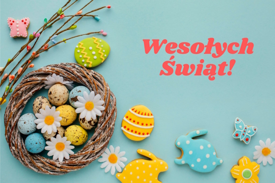 Obrazek przedstawiający kolorowe pisanki i kwiatki w wiklinowym wianku, obok lukrowane kolorowe ciasteczka w kształcie króliczków i pisanek. Wszystko na niebieskim tle. Nad wiankiem kolorowe bazie. Po prawej stronie u góry czerwony napis Wesołych Świąt.