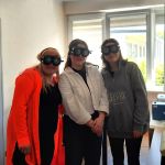 W pracowni adaptacji materiałów dydaktycznych stoją trzy studentki. Mają założone okulary symulujące różne wady wzroku.