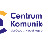Mężczyzna ubrany w czarną marynarkę i białą koszulę trzyma oburącz jasną kartę z czarnym tekstem: ważna informacja.